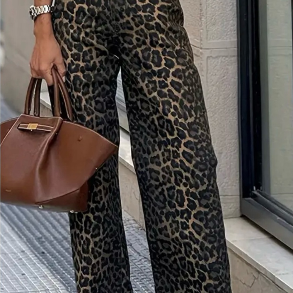 Chic Leopard Print Wide-Leg Pants